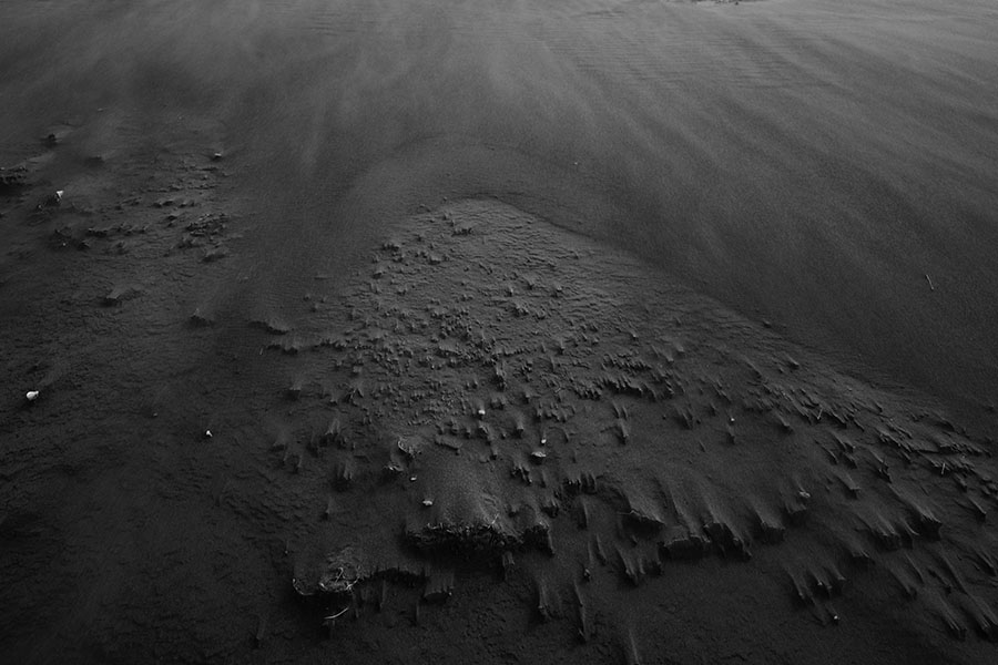 Differences Between White and Black Sand image